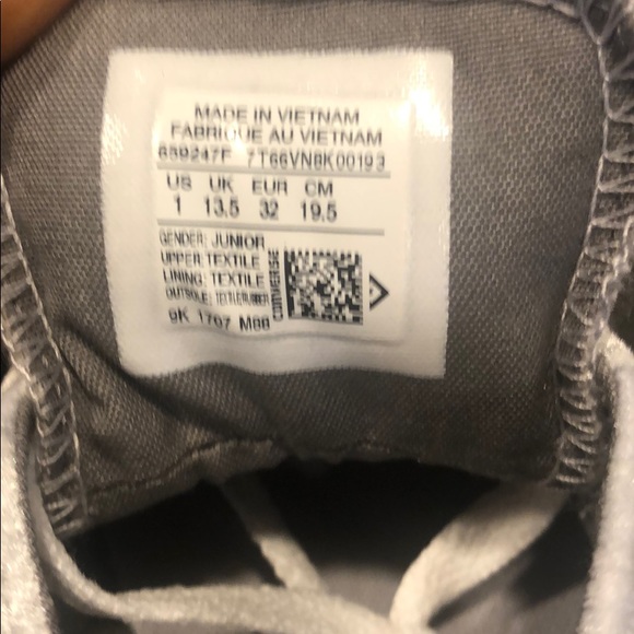 Girls converse - Picture 2 of 2